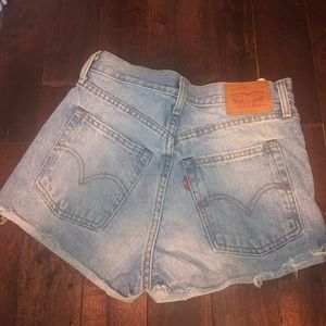 LEVI DENIM SHORTS✨